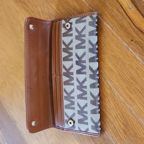 Michael Kors Austin Flap Wallet - Picture 6 of 9